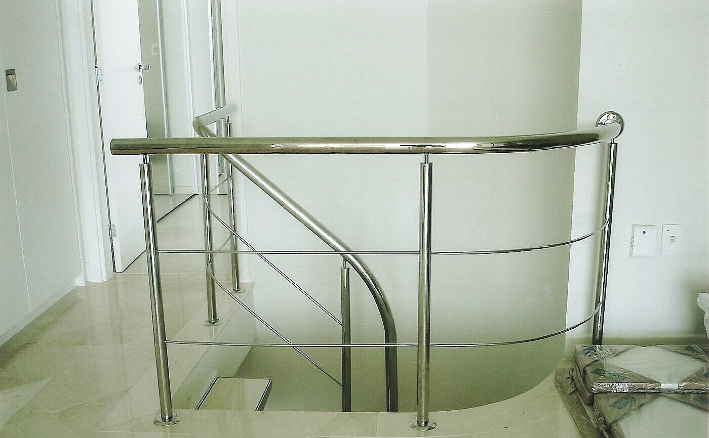 Guarda-corpo curvo em aço inox e vidro