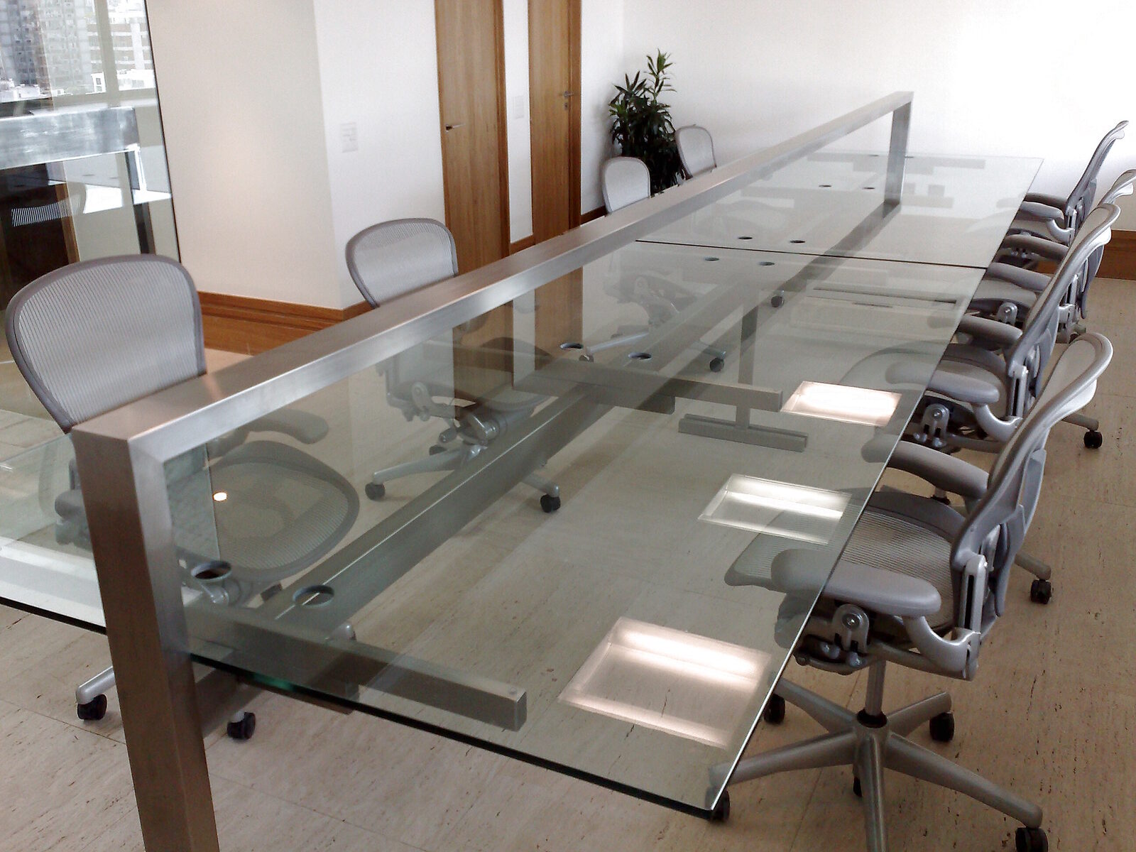 Mesa corporativa em aço inox e vidro