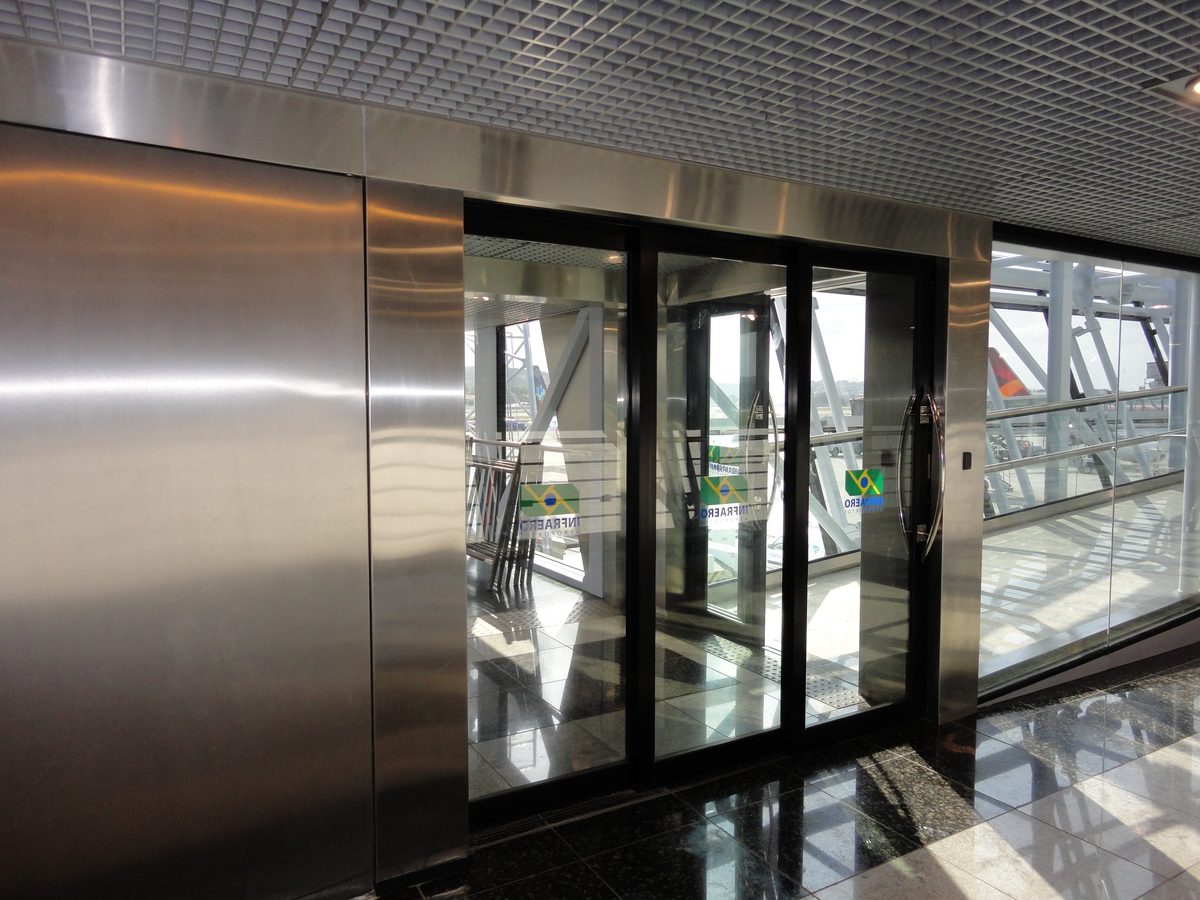 Revestimento e portas em aço inox em aeroporto
