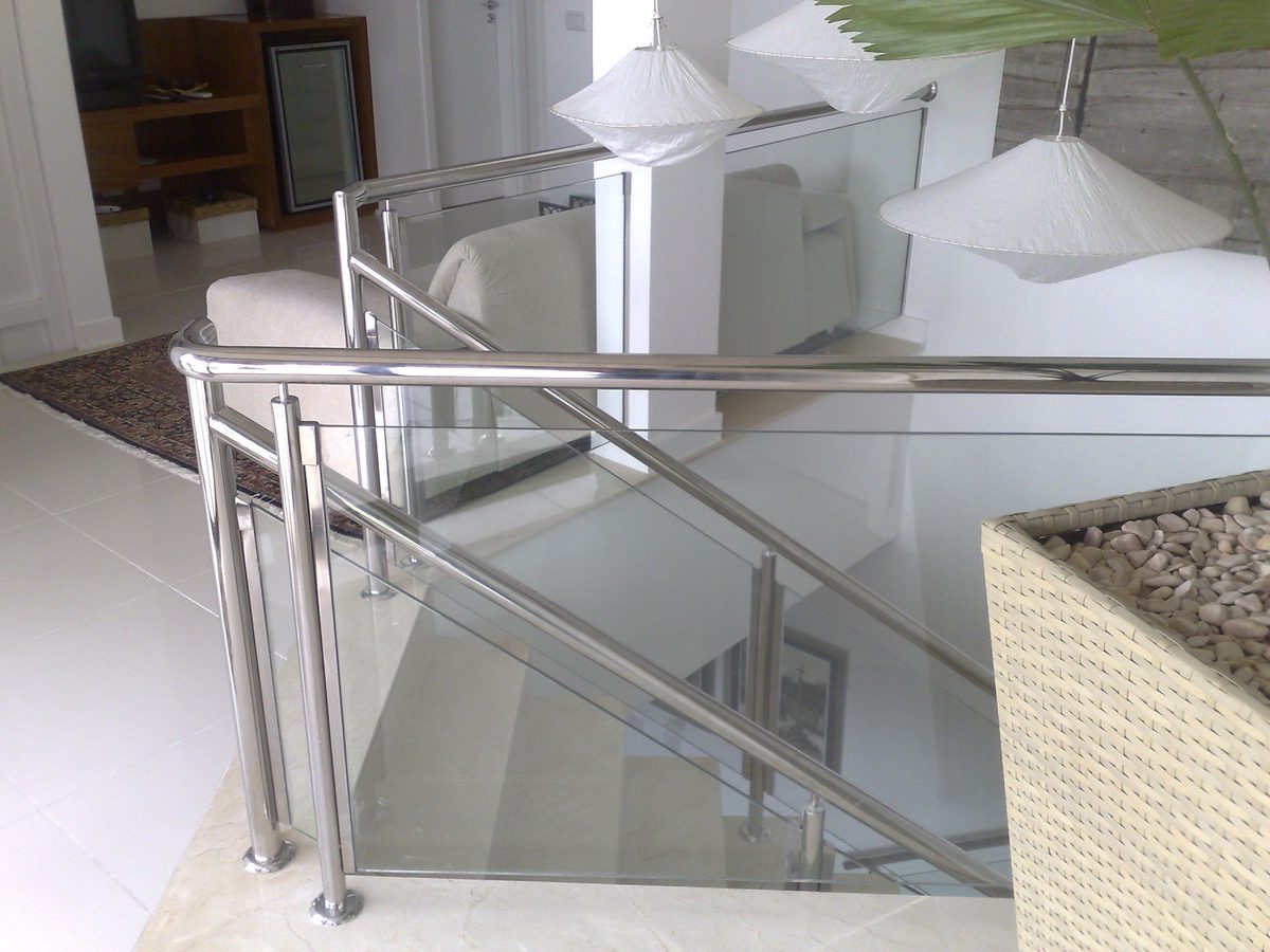 Guarda-corpo em aço inox e vidro