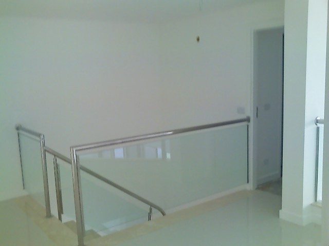 Guarda-corpo residencial em aço inox e vidro