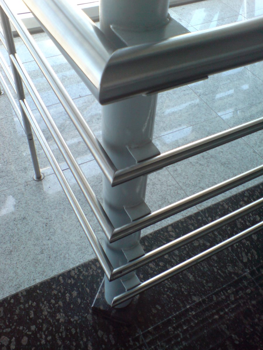 Detalhe de guarda-corpo tubular em aço inox