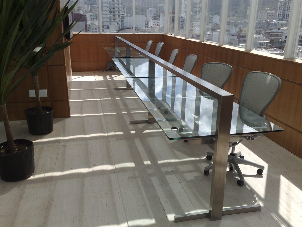 Mesa corporativa em aço inox e vidro