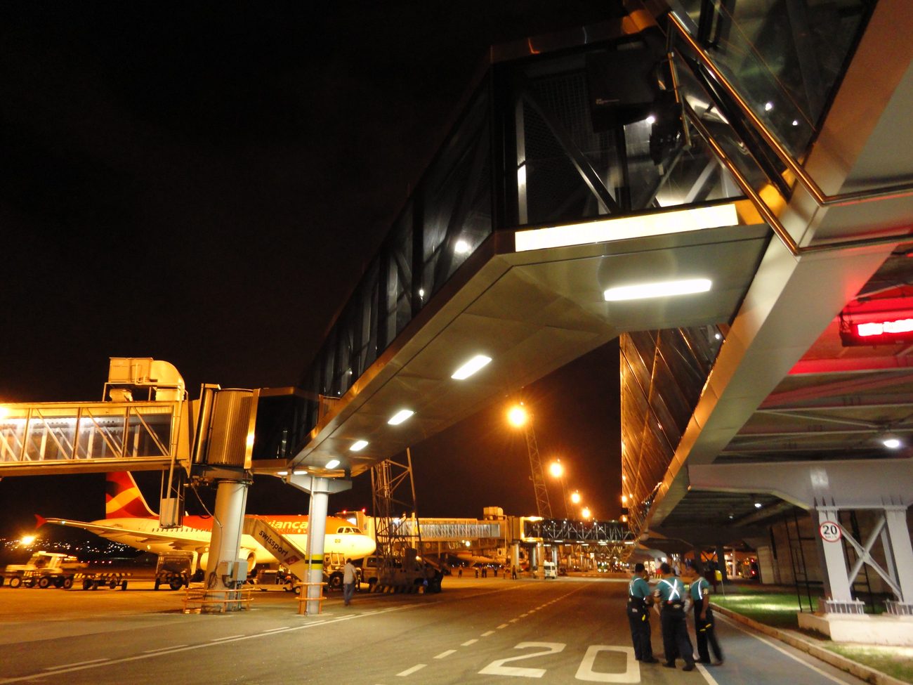 Estrutura metálica em aço inox — projeto de aeroporto